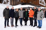 Staatsminister Thomas Schmidt, LR Stefan Schnöll, LR Juliane Bogner-Strauß, LH Christopher Drexler, Botschafterin Victoria Kennedy, BM Martin Kocher, LR Eibinger-Miedl, LR Amon vor der Schafalm