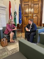 Landesrat Werner Amon mit Botschafterin Cristina Fraile Jiménez de Muñana.