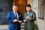 Landesrat Werner Amon und Landtagspräsidentin Manuela Khom laden steirische Schülerinnen und Schüler ein, ihre kreativen Ideen für den Christbaumschmuck im Grazer Landhaus einzubringen. © LT-Stmk; bei Quellenangabe honorarfrei Landesrat Werner Amon und Landtagspräsidentin Manuela Khom laden steirische Schülerinnen und Schüler ein, ihre kreativen Ideen für den Christbaumschmuck im Grazer Landhaus einzubringen.